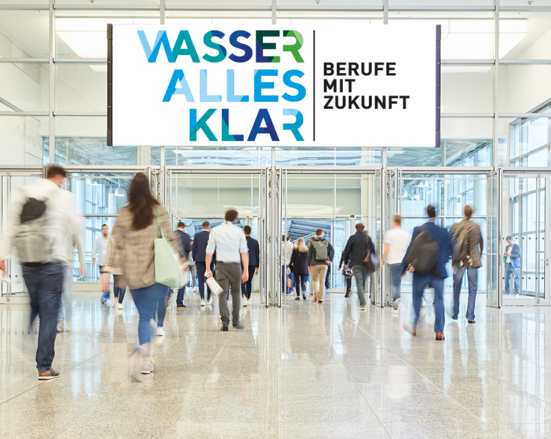 Eingang zu einer Messe mit Banner zu wasser alles klar