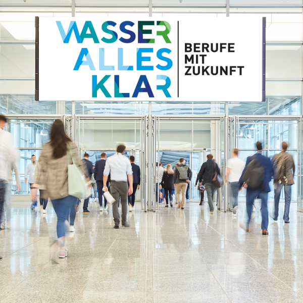 Eingang zu einer Messe mit Banner zu wasser alles klar